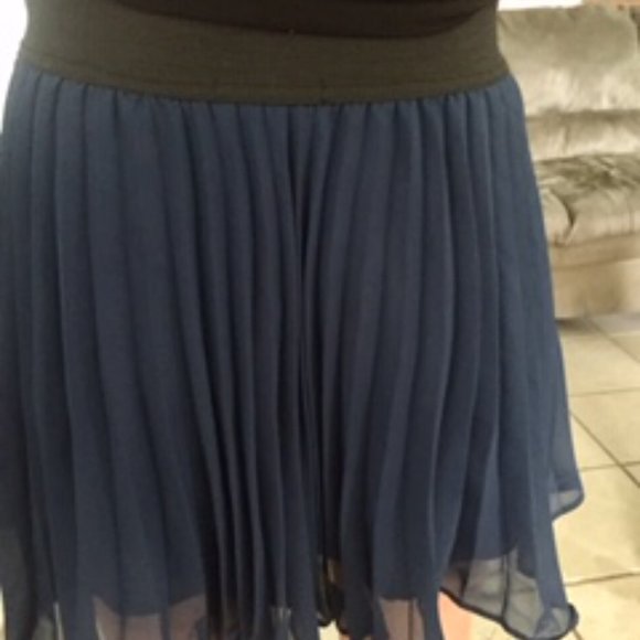 Navy blue pleated mini skirt - Picture 2 of 3